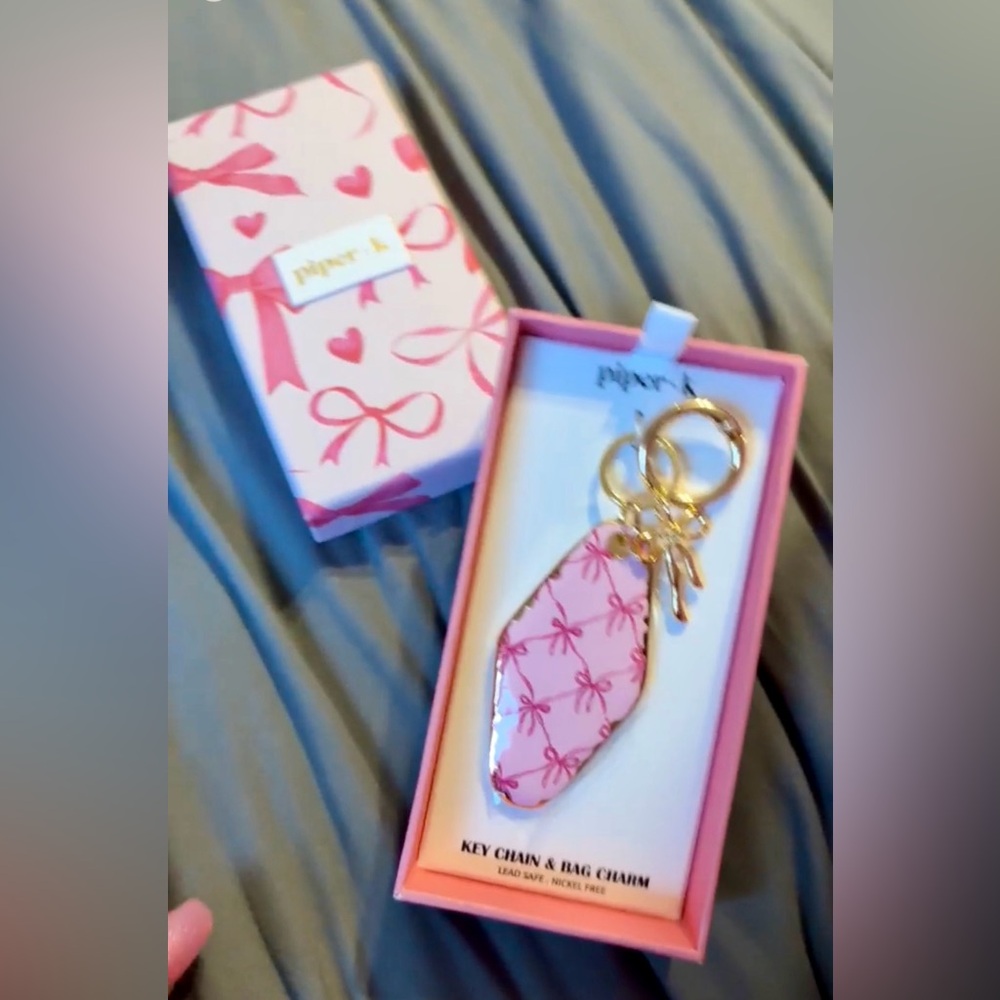 TikTok viral PIPER•K Pink Bow Motel Key Keychain & Bag Charm NEW in matching box - Picture 3 of 5